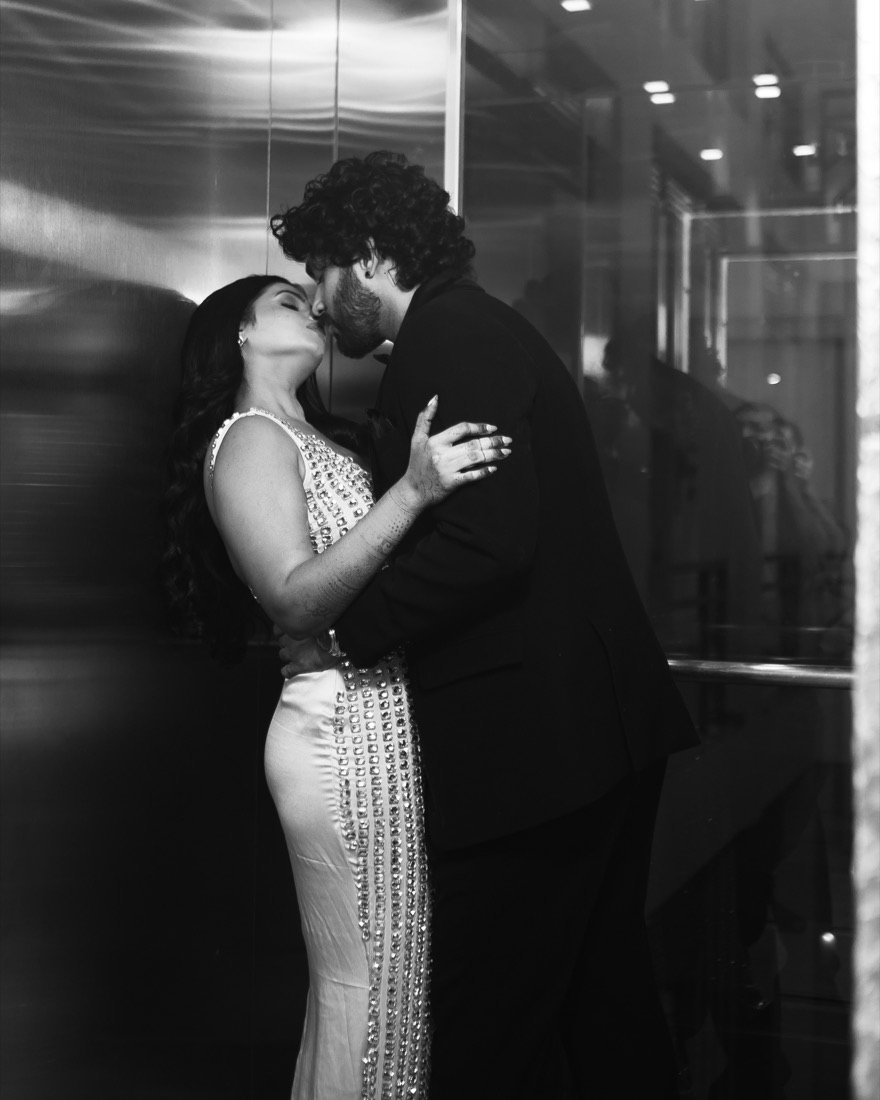 A couple kissing, in black and white